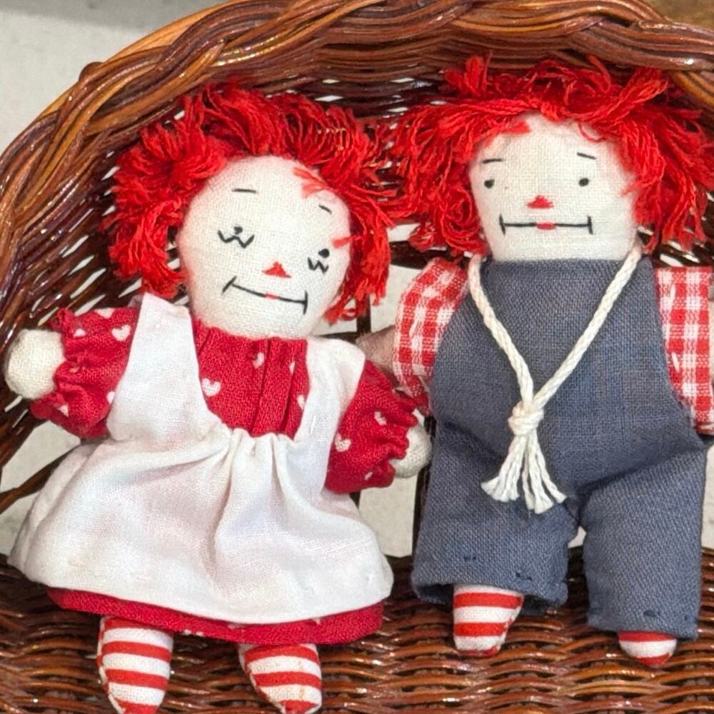 Vintage Miniature Raggedy Ann & Andy in wicker chair - Picture 2 of 2